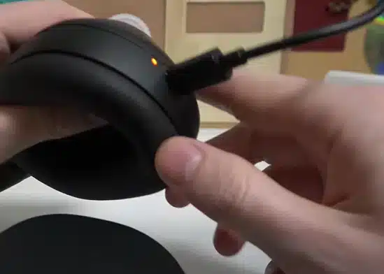 Attach the USB AC adapter to a power source.
Your Sony WH-1000XM4 headphones may be easily and quickly charged by plugging the USB AC adapter into an existing power source.Check the charging indicator.
Checking for the red light on the right earcup is what you need to do right now.
Its shine shows that the headphones are in the process of being charged.
